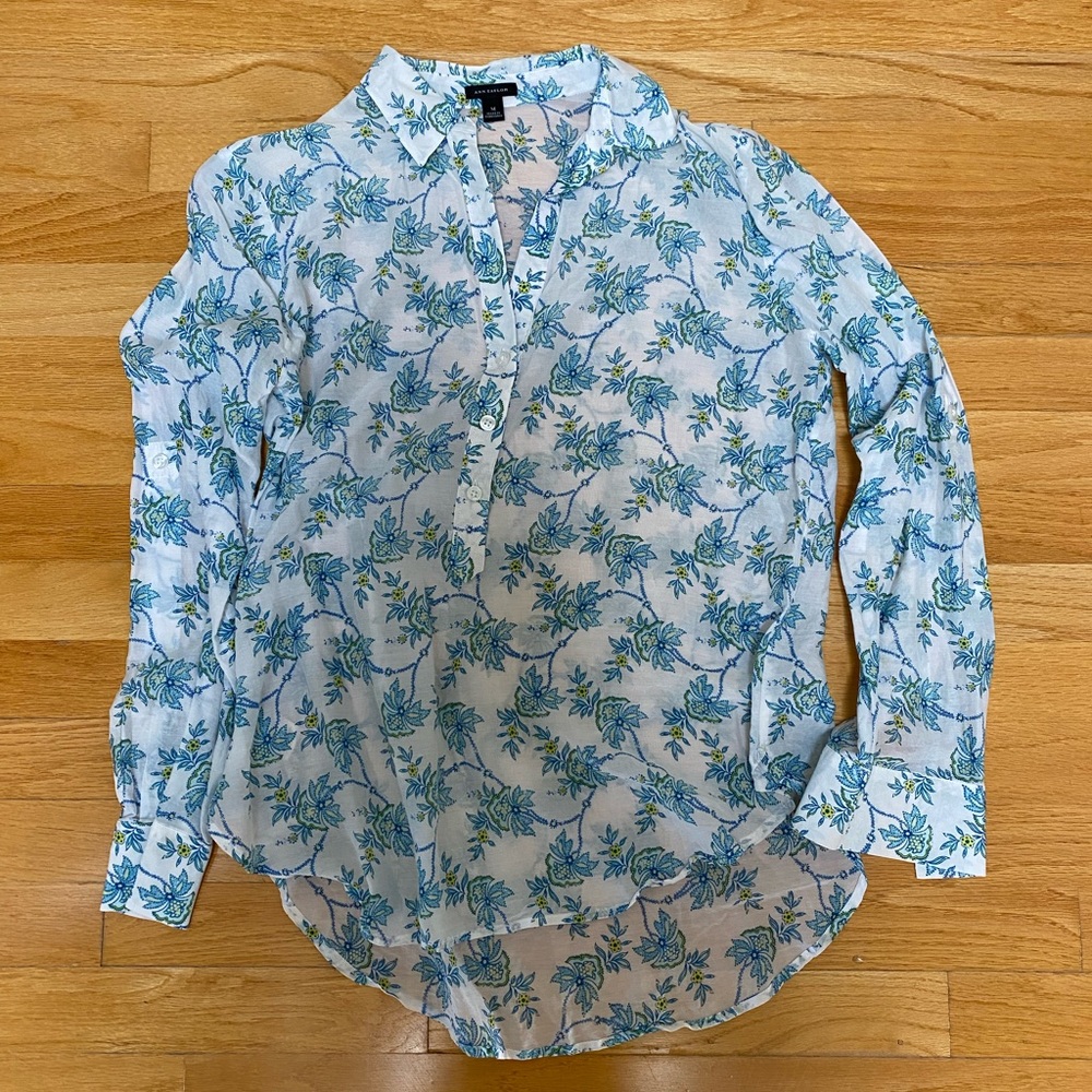Ann Taylor 72% cotton 28% silk blouse just in time for summer!